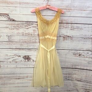 Vanity Fair Cream Lace Nightgown with cape size 32 women’s lingerie glam